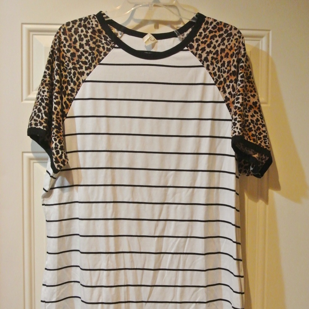 WOMENS 2X BLACK AND WHITE STRIPE WITH CHEETAH SLEEVES TSHIRT